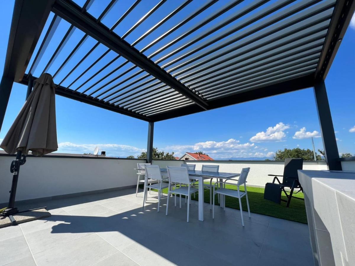 Apartments Terra Sun With Private Pool Or Jacuzzi Njivice Exterior photo