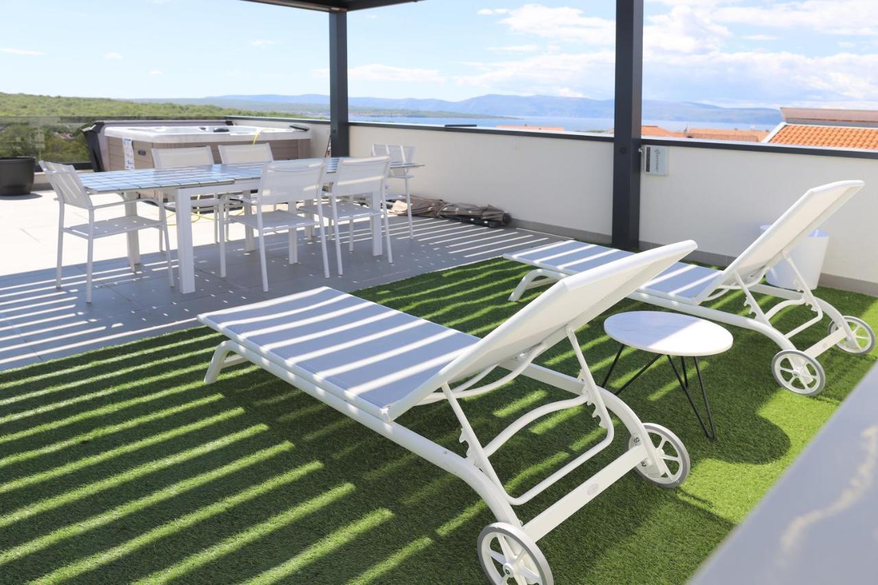 Apartments Terra Sun With Private Pool Or Jacuzzi Njivice Exterior photo