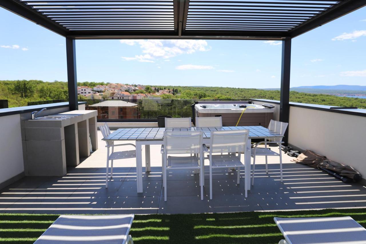 Apartments Terra Sun With Private Pool Or Jacuzzi Njivice Exterior photo