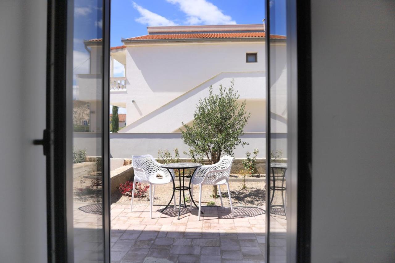 Apartments Terra Sun With Private Pool Or Jacuzzi Njivice Exterior photo